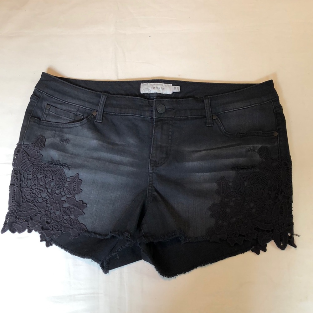 EUC Torrid Black Lace Fringe Hem Jean Shorts 18